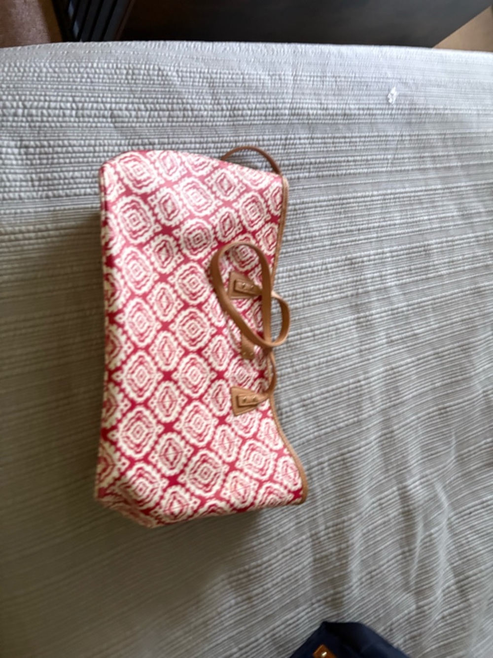 Crown & Ivy Red and White Geometric Tote with Tan Handles - Picture 2 of 3